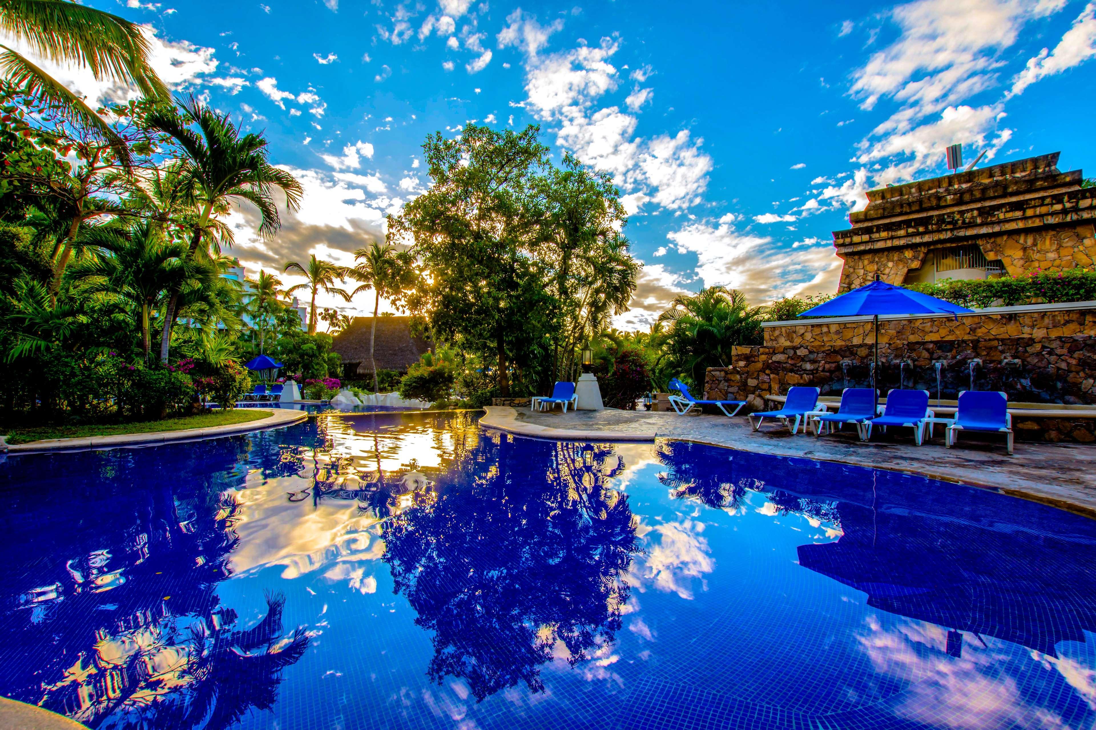 Barcelo Karmina Hotel Манзанило Екстериор снимка The swimming pool at the hotel