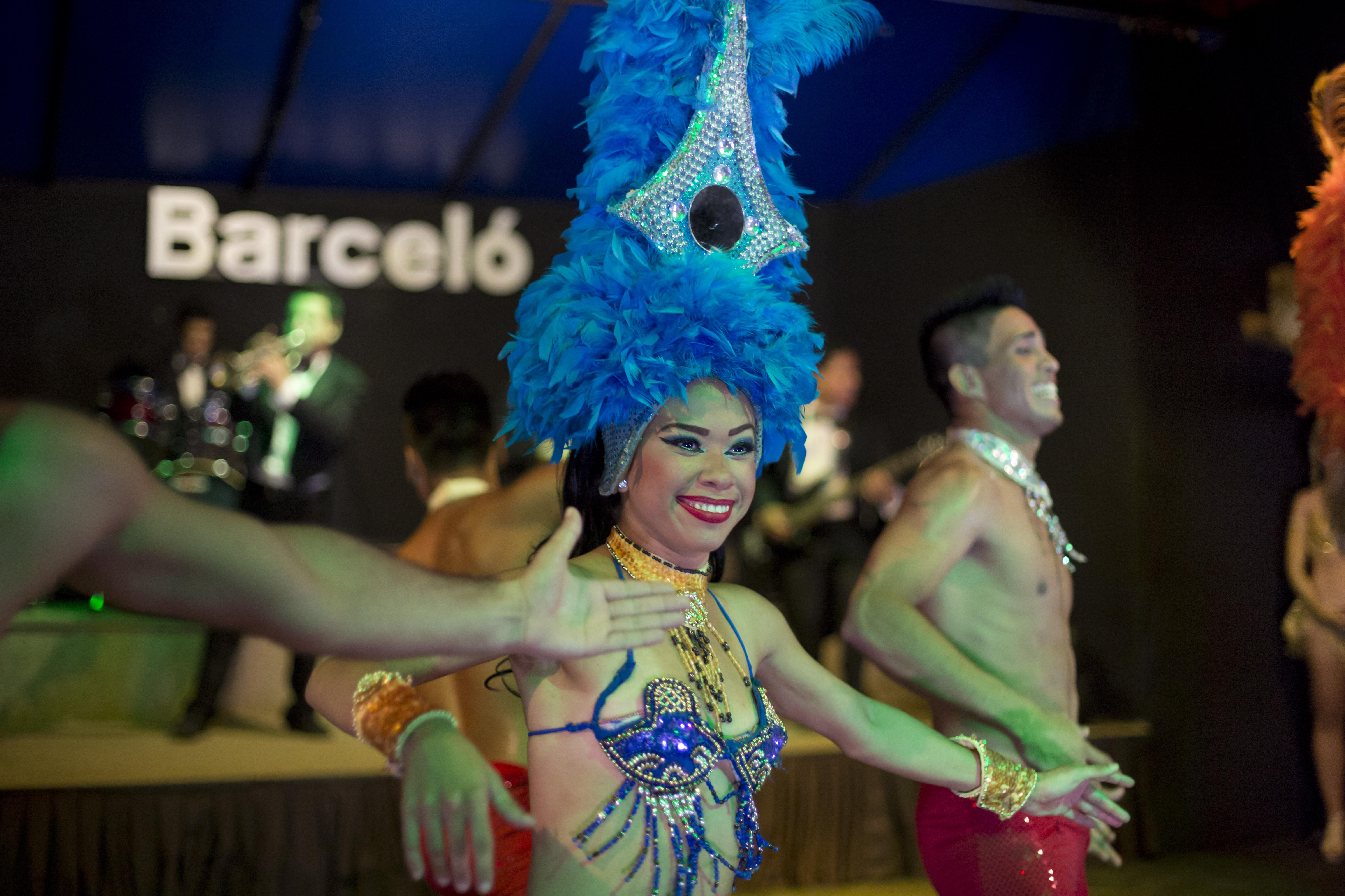 Barcelo Karmina Hotel Манзанило Екстериор снимка Samba dancers at the 2015 World Cup