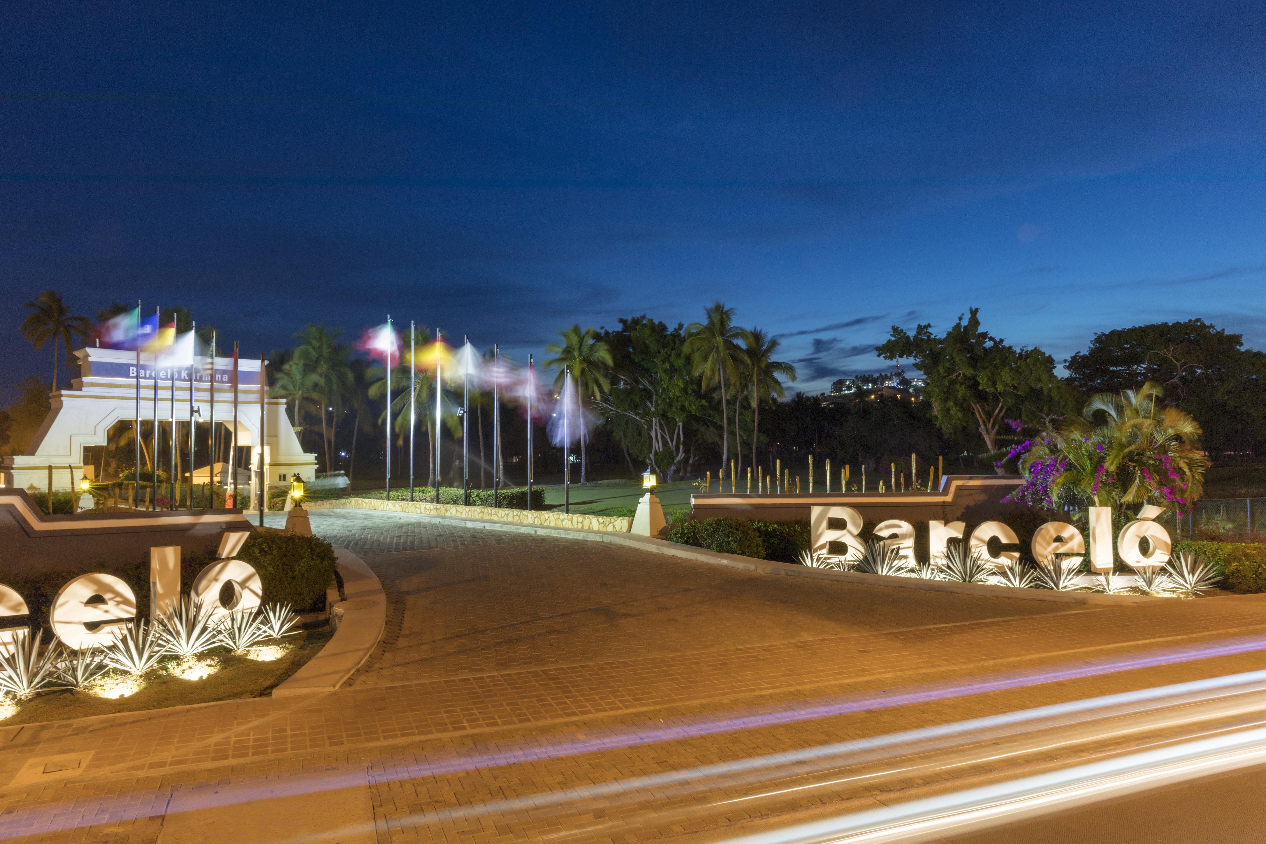 Barcelo Karmina Hotel Манзанило Екстериор снимка Entrance to the resort